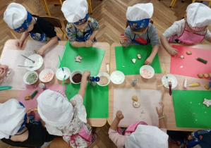 dzieci dekorują ciasteczka